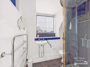 Ensuite- click for photo gallery